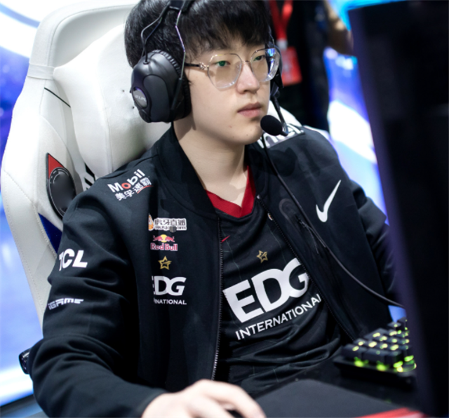 EDG碾压LGD,Deft拿下关键大龙强强对话成都决赛之夜,强势挺进下一轮 EDG碾压LGD,Deft拿下关键大龙强强对话成都决赛之夜,强势挺进下一轮