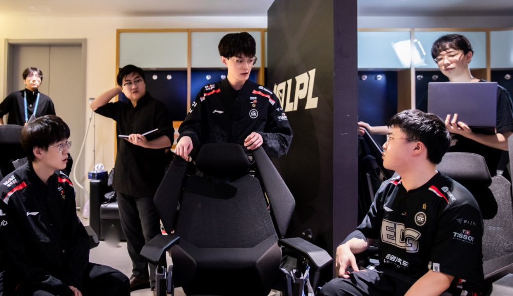 开云体育在线-NS翻盘V5，Uzi关键团战开团秒人强强对话小组赛，强势挺进下一轮