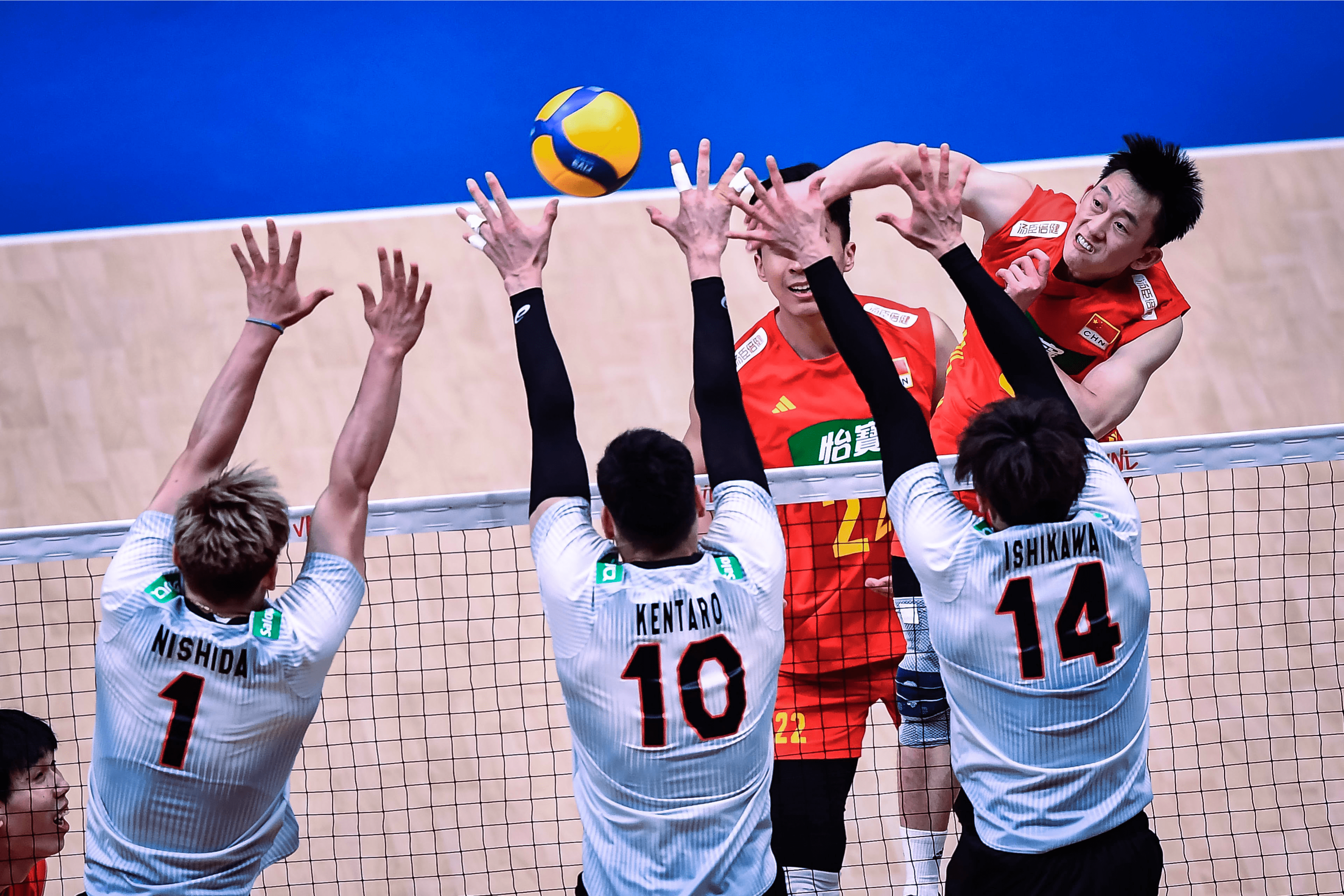 开云体育平台APP-中国队鏖战日本队，黄鸭组合关键制胜的简单介绍