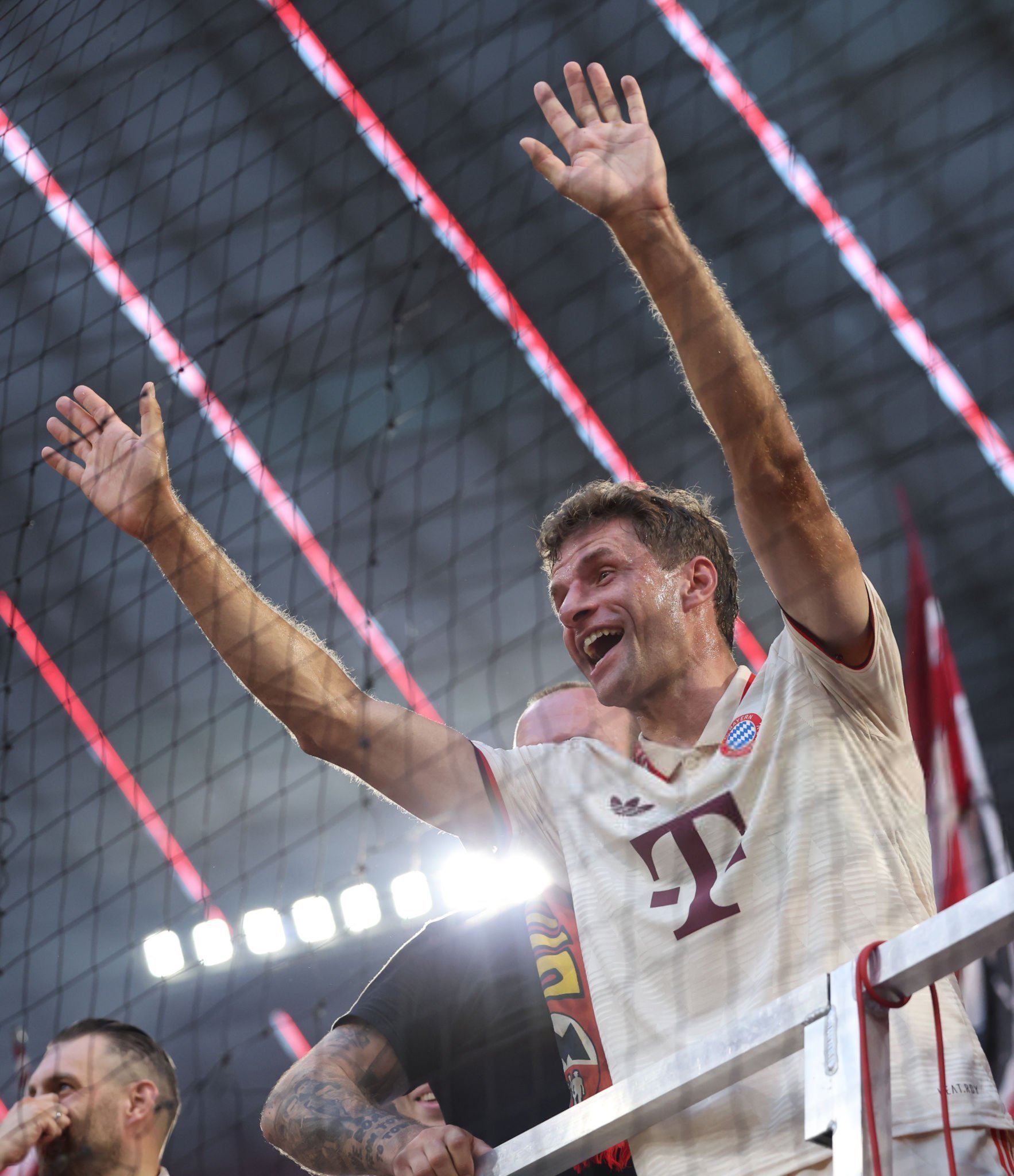 哥伦比亚鏖战曼联，穆勒高光表现