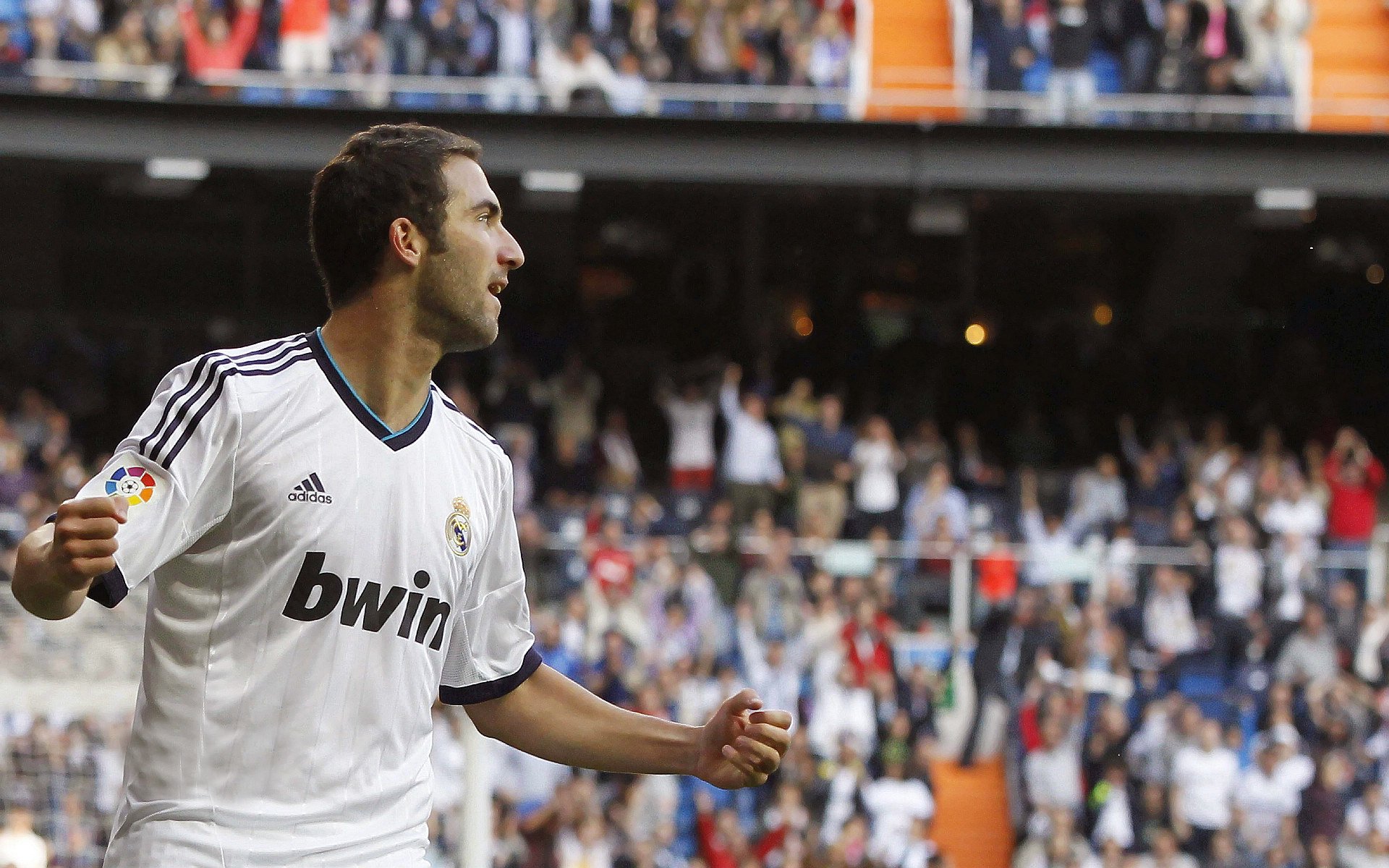 F1争冠夜轰鸣背后的绿茵英雄，三笘薰如何扛起全队，点亮体育之夜的跨界光芒