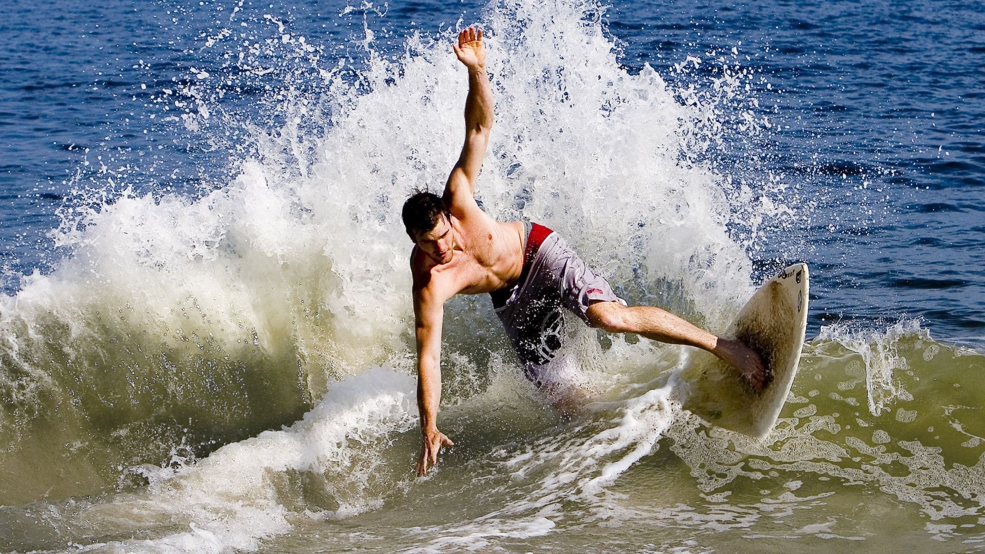 开云体育在线-战术智慧闪耀！塞维利亚如何以精准布局压制拜仁，斯通斯成全场关键先生